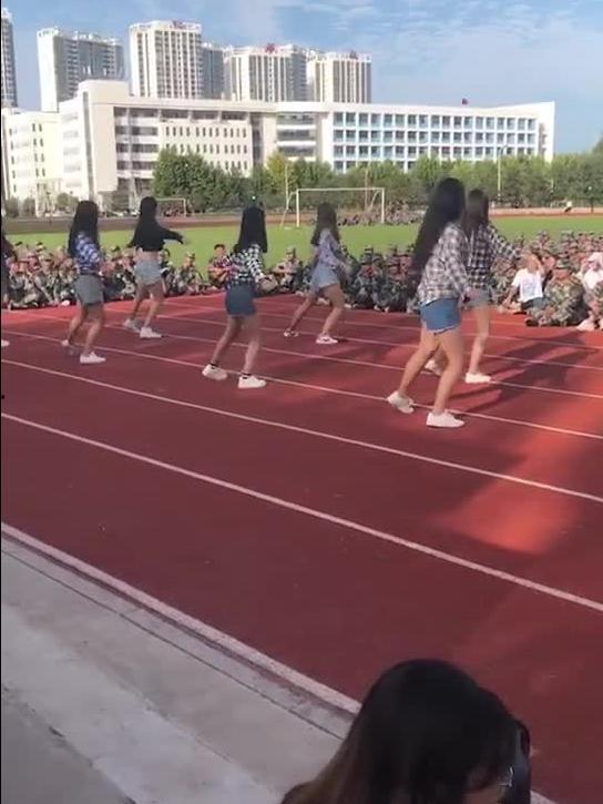 军训女团舞吃瓜