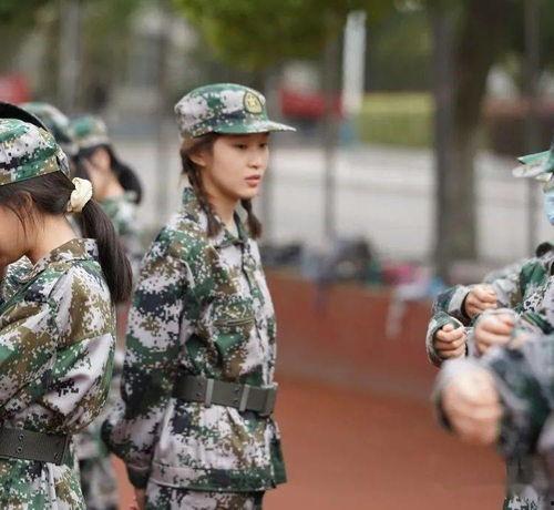 军训女团舞吃瓜