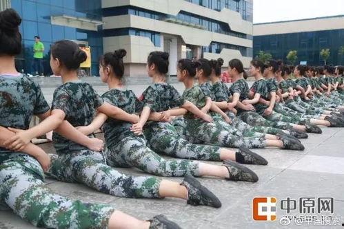 军训女团舞吃瓜