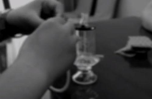 女生初次见面吃瓜,女生间的甜蜜邂逅