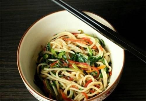 面条吃瓜,夏日清爽美食新体验