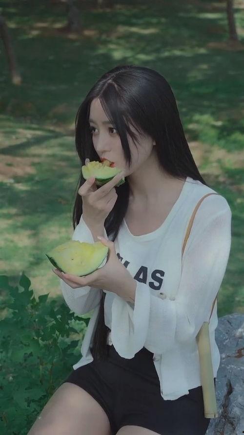 吃瓜美女是谁,吃瓜美女背后的故事与魅力