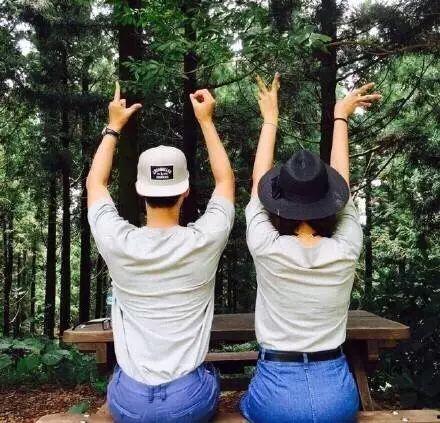 吃瓜情侣拍照图片,吃瓜情侣的趣味拍照集锦