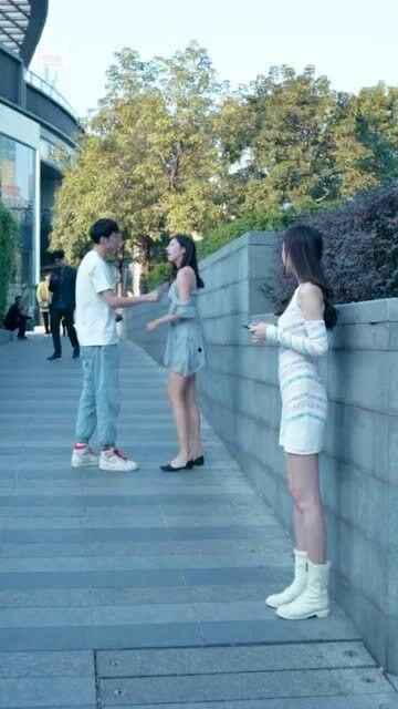 情侣吵架吃瓜图片,吃瓜群众围观笑料百出