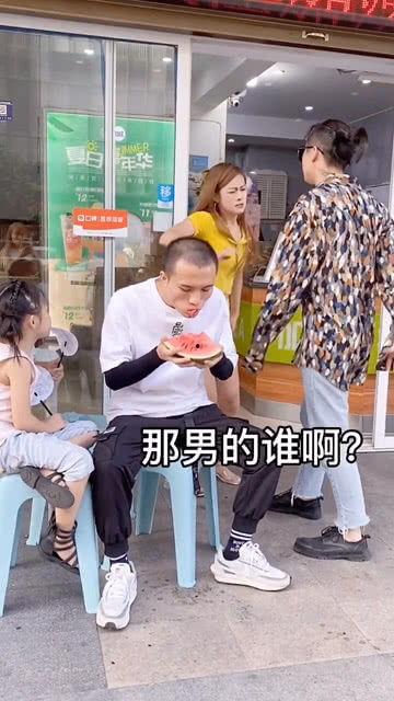 情侣吵架吃瓜图片,吃瓜群众围观笑料百出
